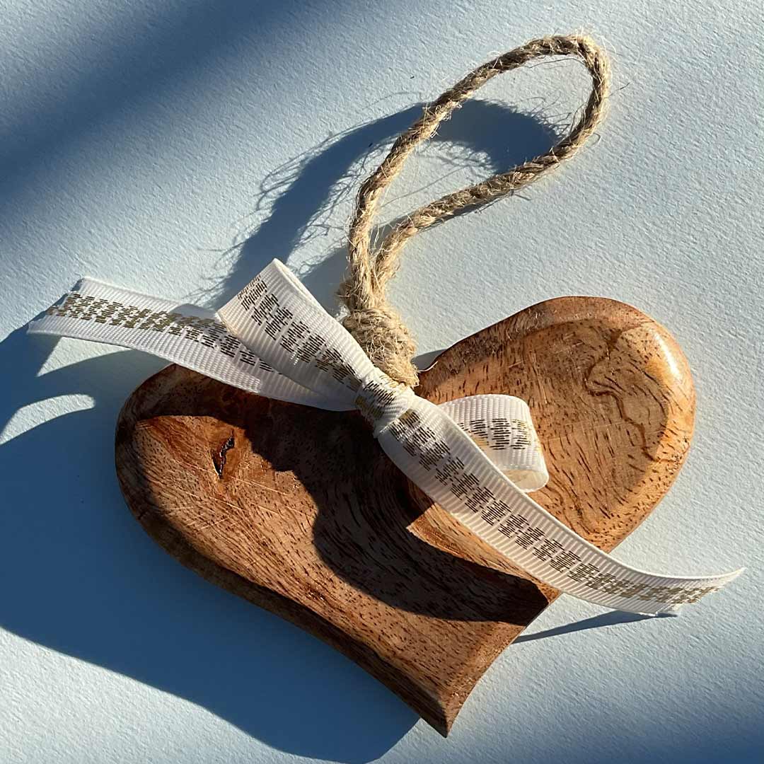 Coeur en bois fait main à suspendre - Déco naturelle pour la maison